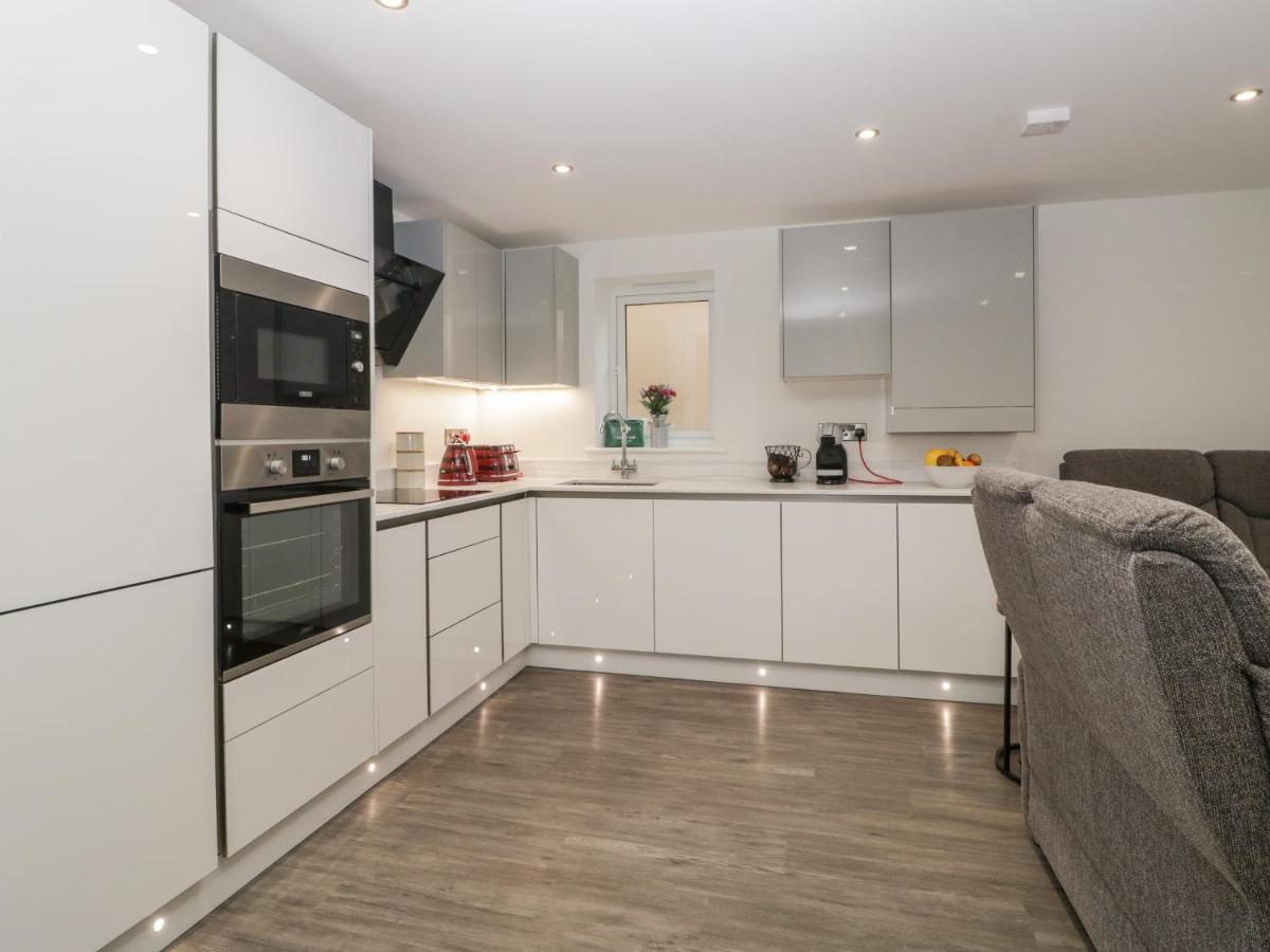 Flat 2, 38 Preston Road Apartment Уеймут Екстериор снимка