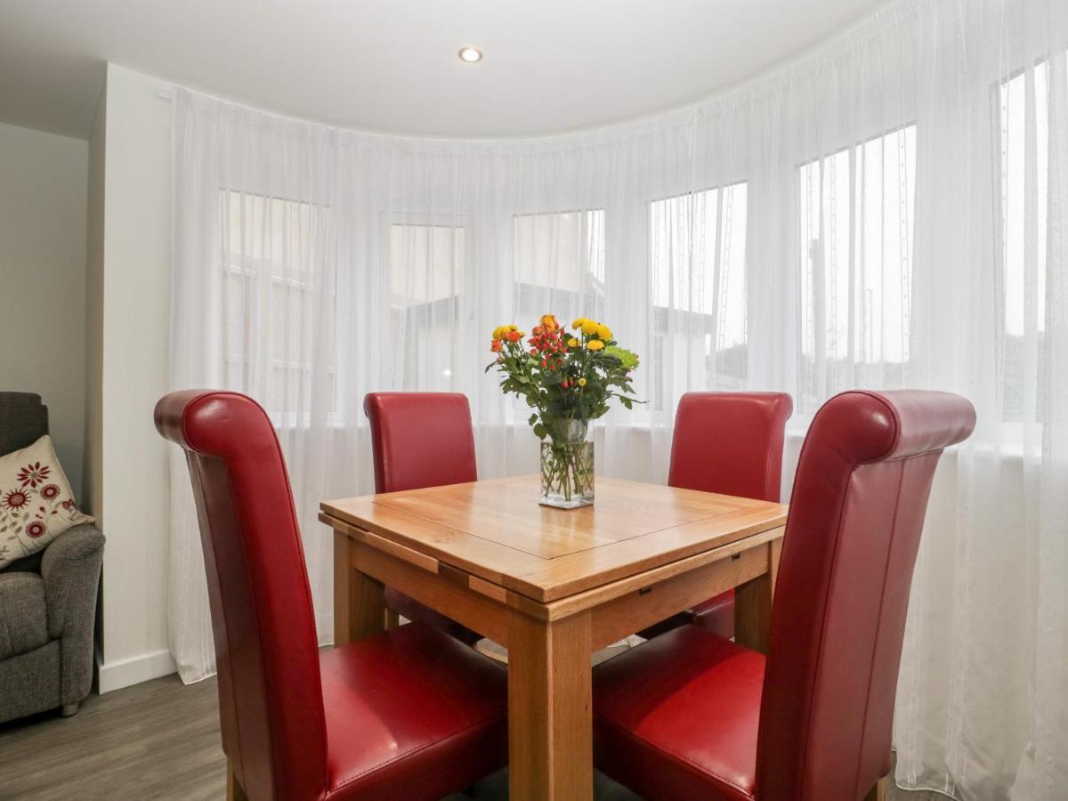 Flat 2, 38 Preston Road Apartment Уеймут Екстериор снимка