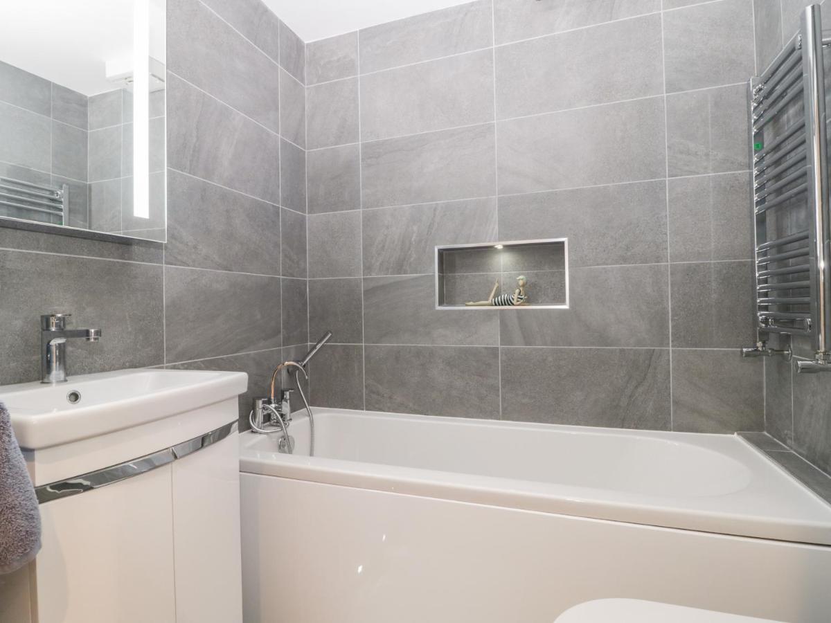 Flat 2, 38 Preston Road Apartment Уеймут Екстериор снимка